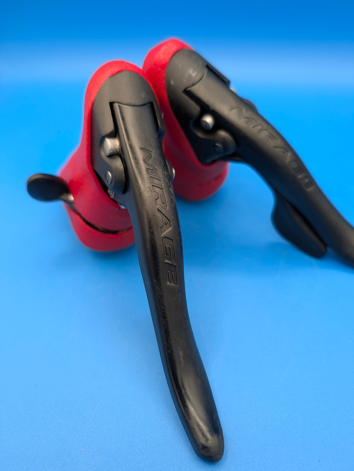 Paire Campagnolo Mirage Ergopower 3x9 entièrement reconditionnée – Cocottes rouges neuves