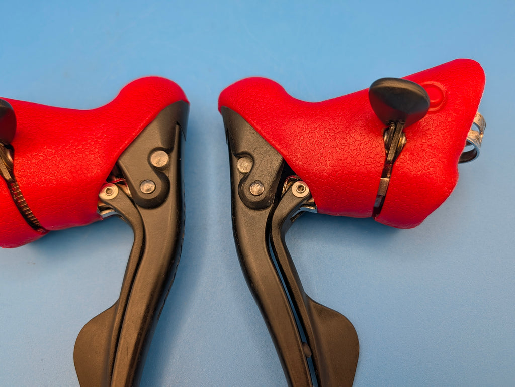 Paire Campagnolo Mirage Ergopower 3x9 entièrement reconditionnée – Cocottes rouges neuves