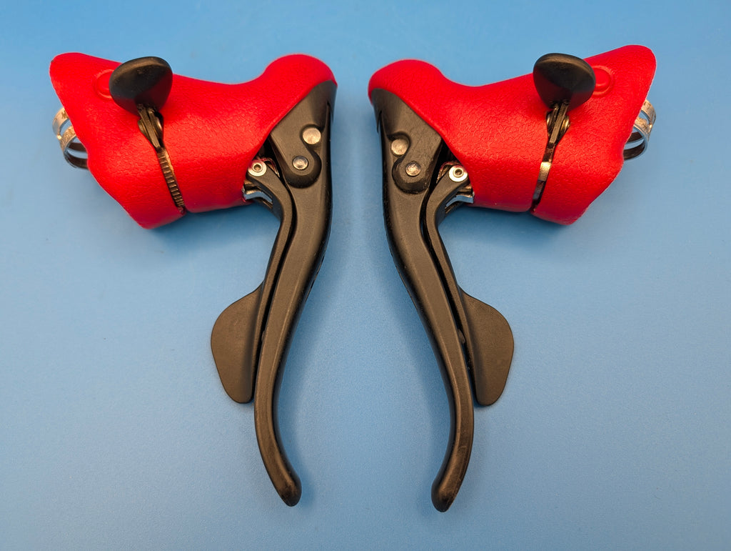 Paire Campagnolo Mirage Ergopower 3x9 entièrement reconditionnée – Cocottes rouges neuves