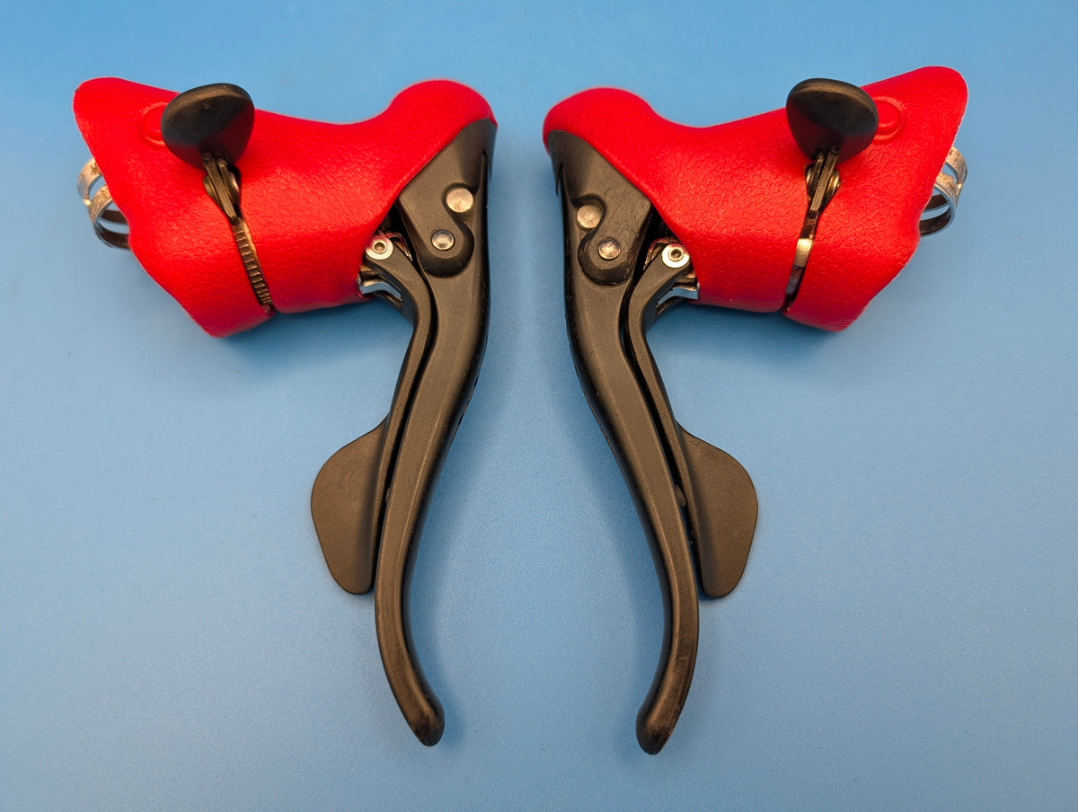 Paire Campagnolo Mirage Ergopower 3x9 entièrement reconditionnée – Cocottes rouges neuves