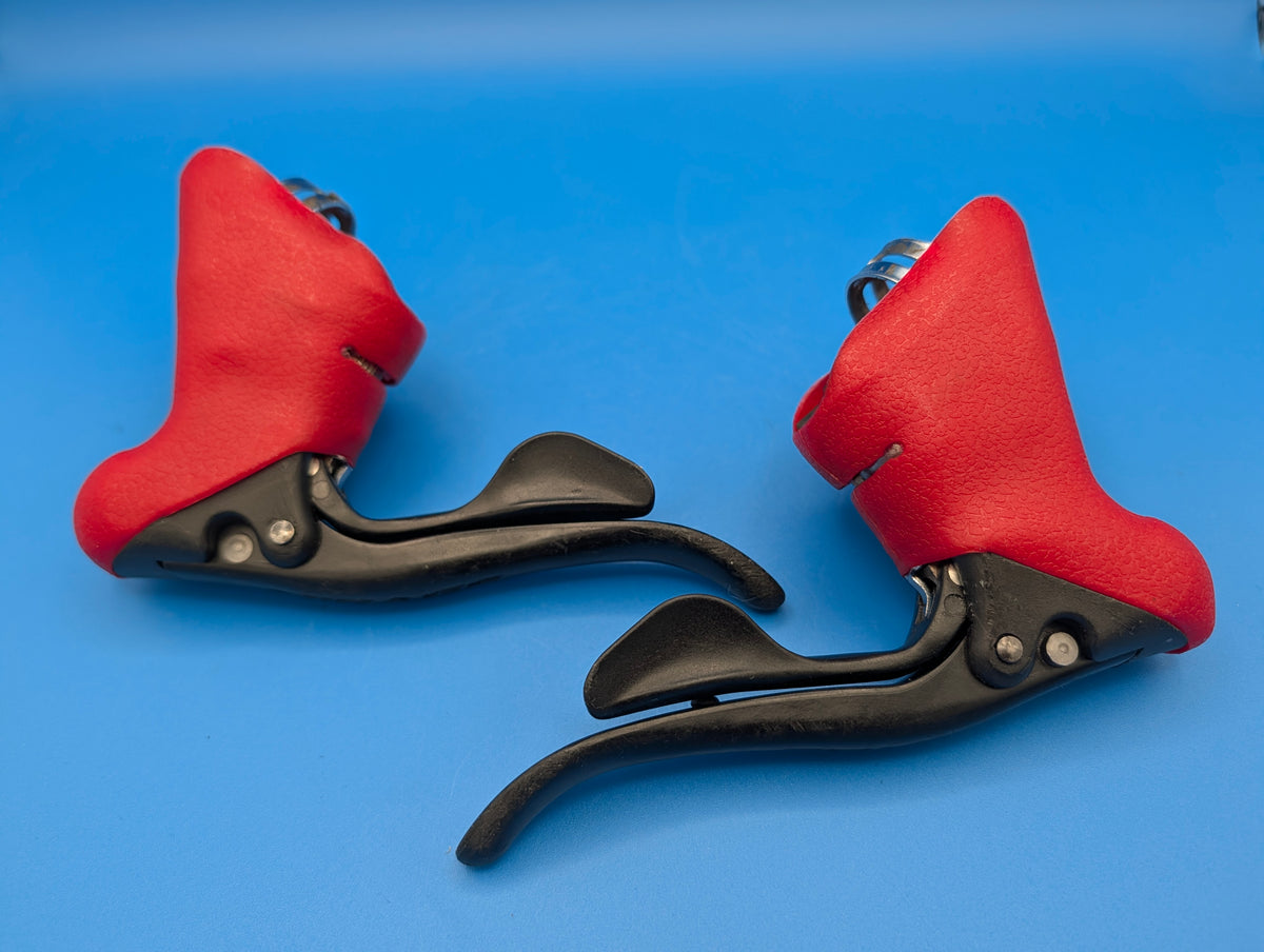 Paire Campagnolo Mirage Ergopower 3x9 entièrement reconditionnée – Cocottes rouges neuves