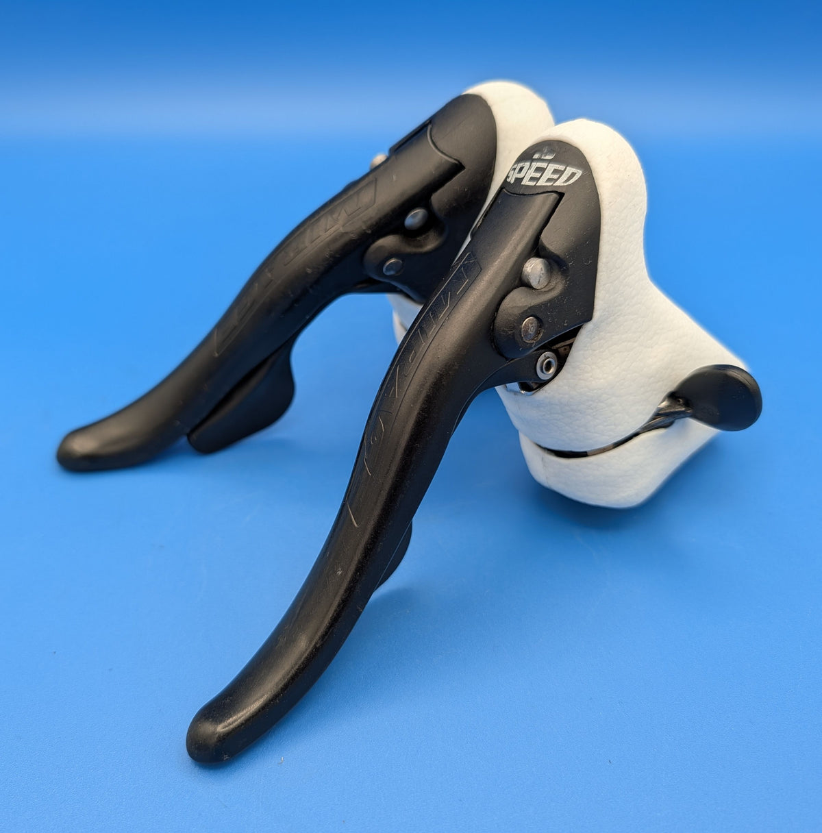 Paire Campagnolo Mirage Ergopower 3x9 entièrement reconditionnée – Cocottes Blanches neuves