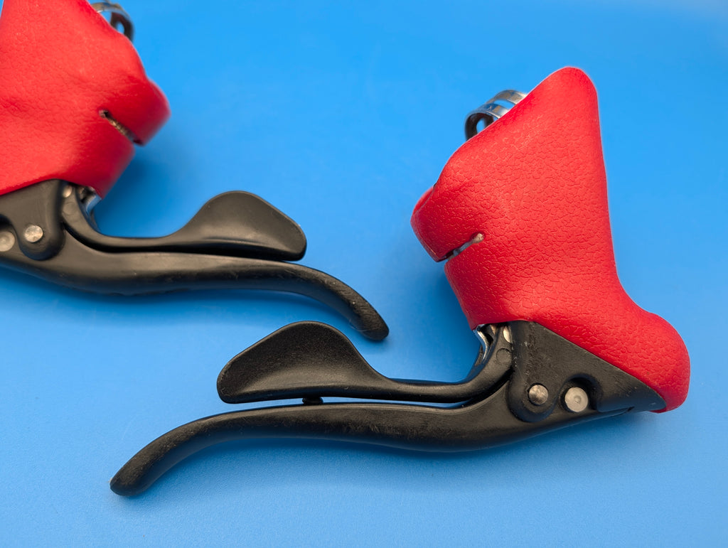 Paire Campagnolo Mirage Ergopower 3x9 entièrement reconditionnée – Cocottes rouges neuves
