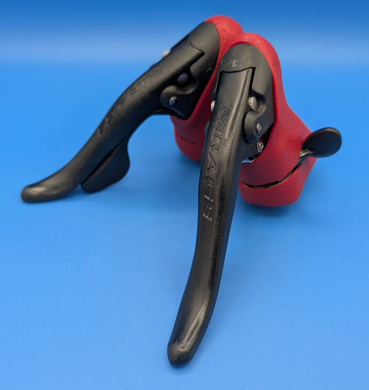 Paire Campagnolo Mirage Ergopower 3x9 entièrement reconditionnée – Cocottes rouges neuves
