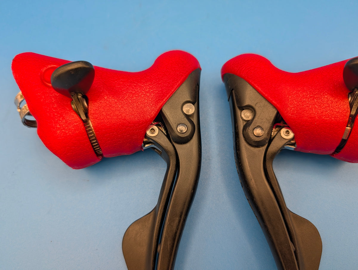 Paire Campagnolo Mirage Ergopower 3x9 entièrement reconditionnée – Cocottes rouges neuves